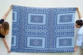 Sarong chusta santorini trzymana przez dwie kobiety.