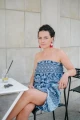 Sarong chusta Santorini założona przez kobietę