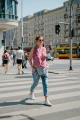 Sarong chusta Marsylia na kobiecie przechodzącej przez jezdnie