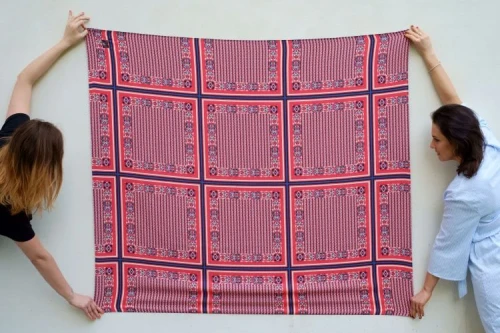 Sarong chusta Marsylia trzymana przez dwie kobiety