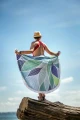 Okrągły ręcznik plażowy Bałtyk zawieszony na kobiecie na pasie